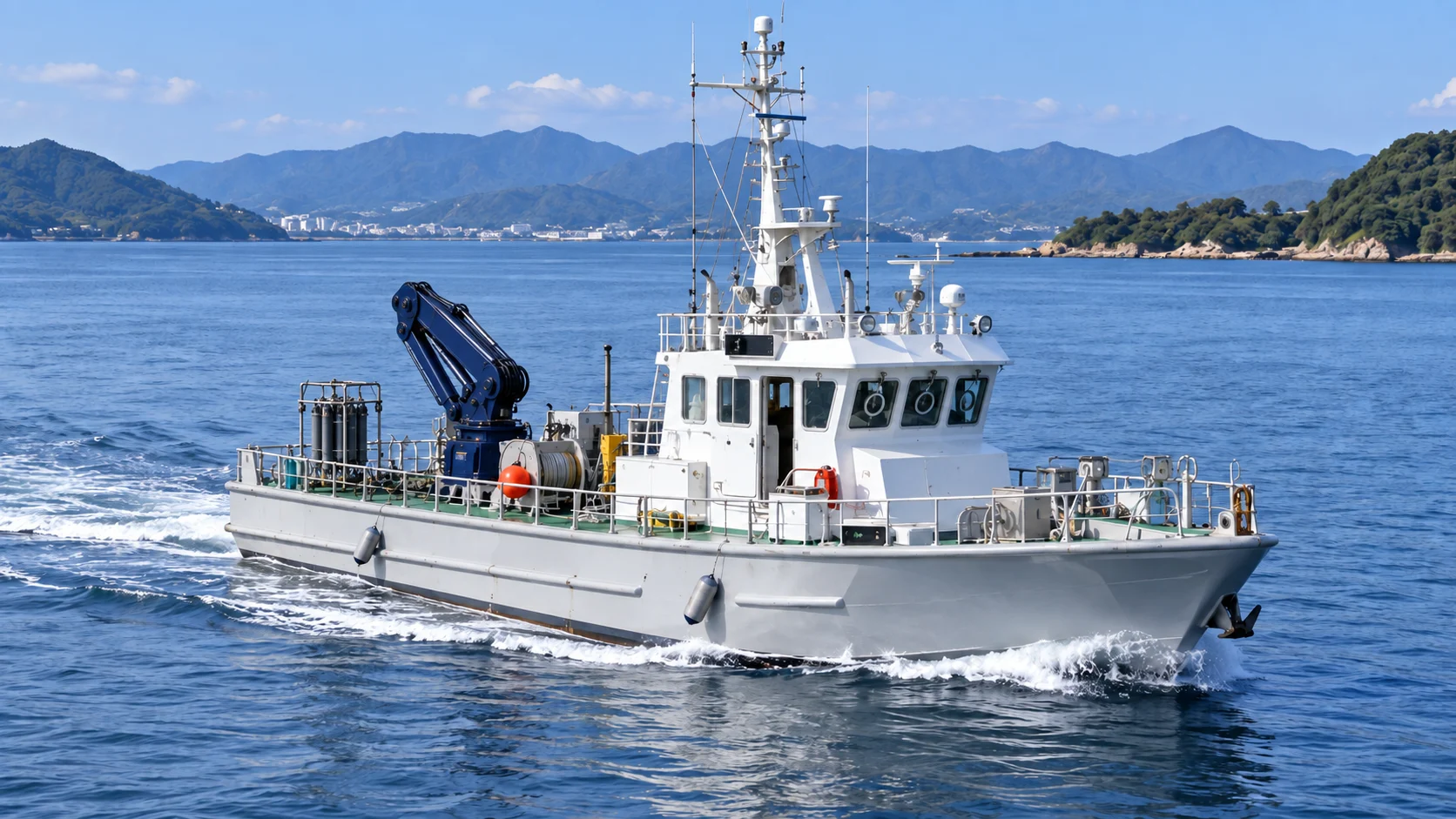 沿岸海域を航行する調査船