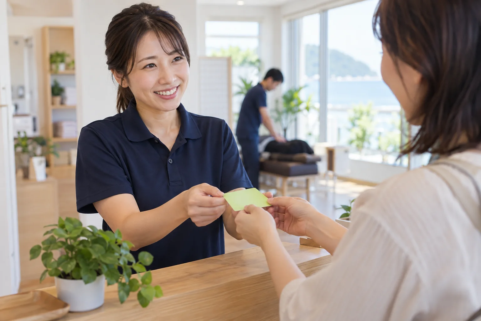 受付で保険証を受け渡しする様子