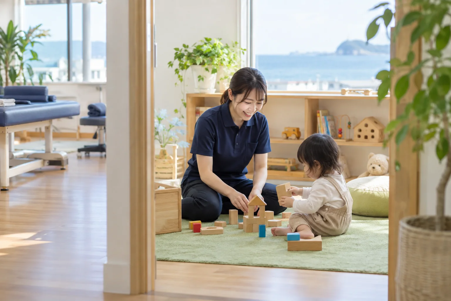 キッズスペースで遊ぶお子様と保育スタッフ