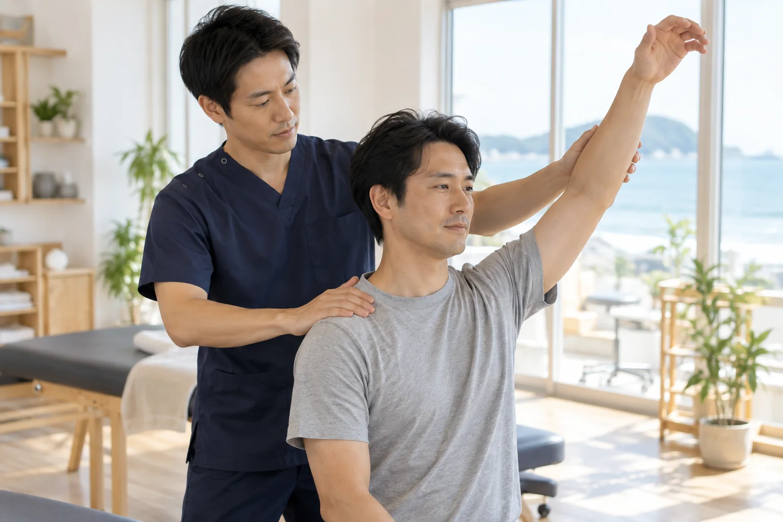 肩甲骨の動きを確かめる施術者
