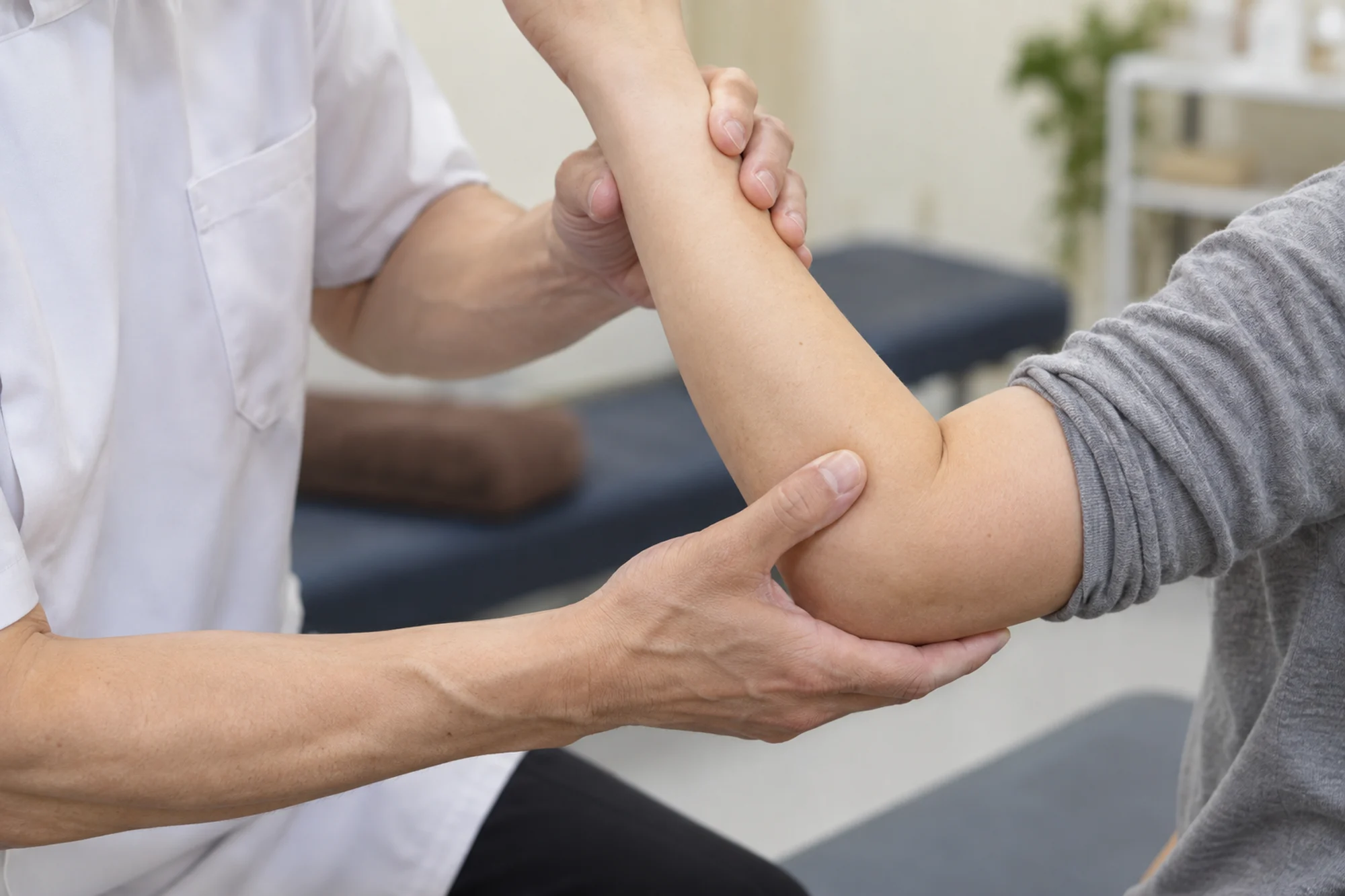 腕の動きを丁寧に確認する施術者