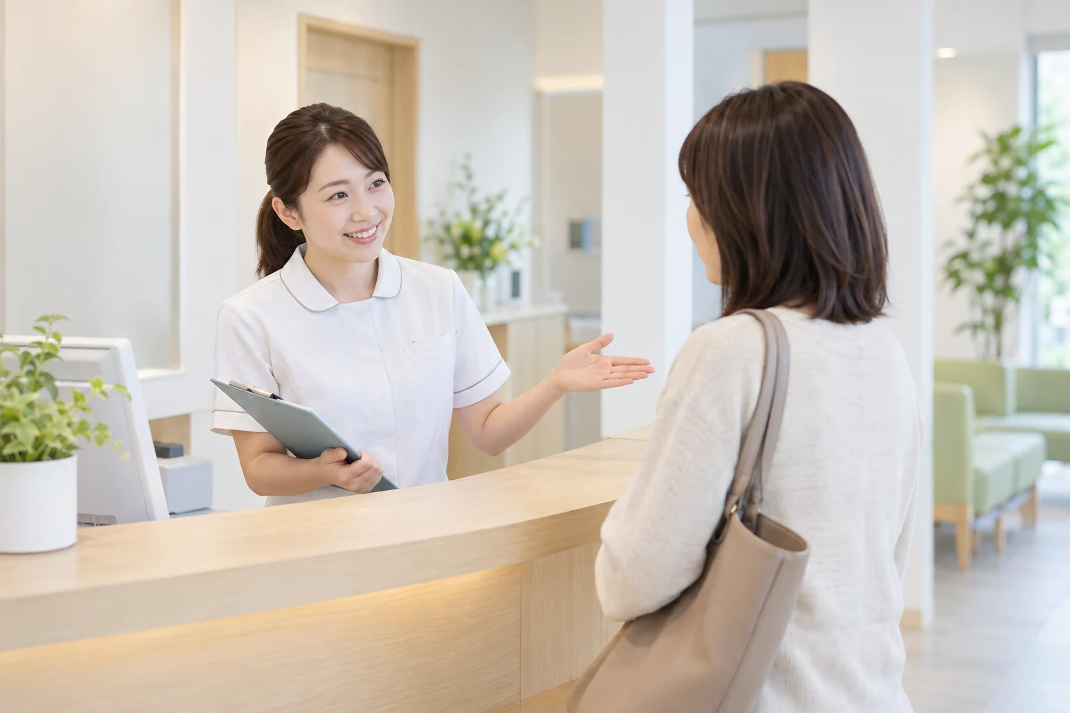 受付で患者をご案内するスタッフ