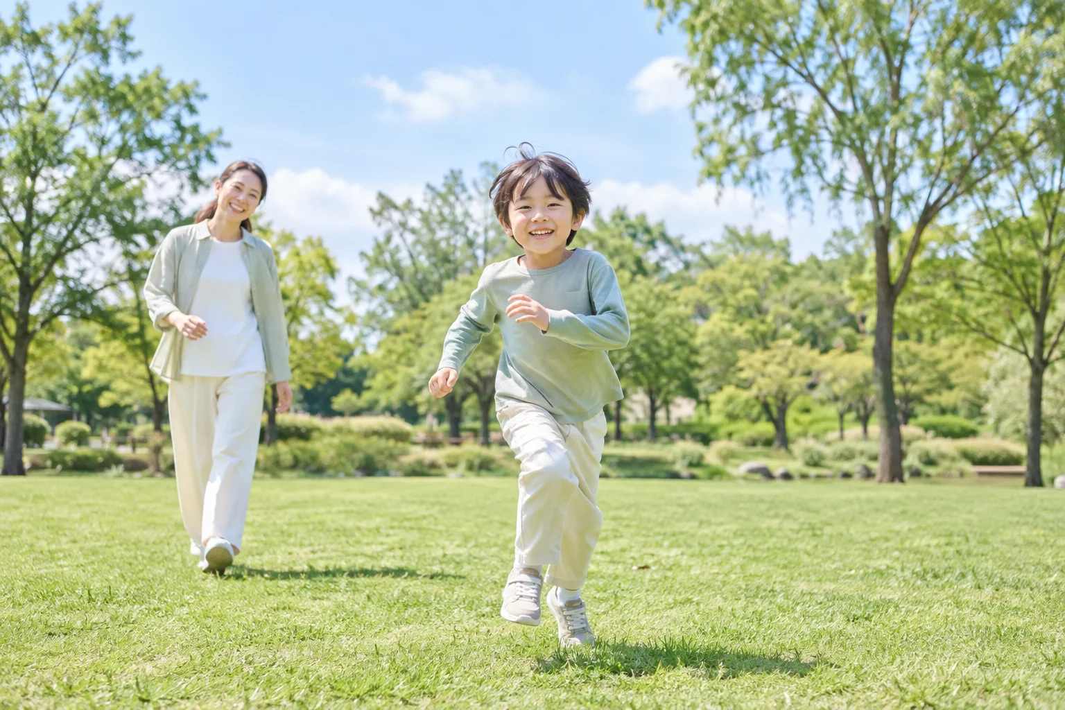 公園で外遊びをする子ども