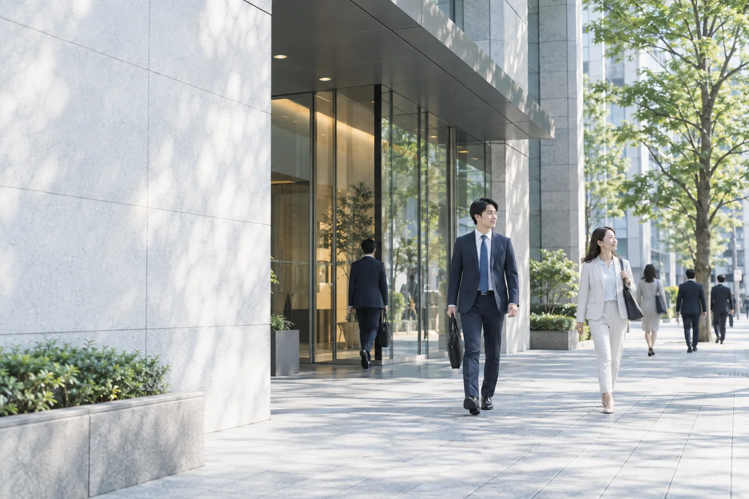 街路樹のある通りに面したオフィスビルの入口