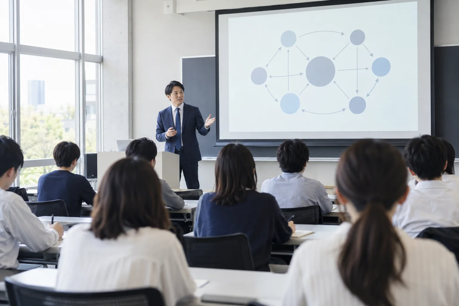 大学の教室で講義をするコンサルタント