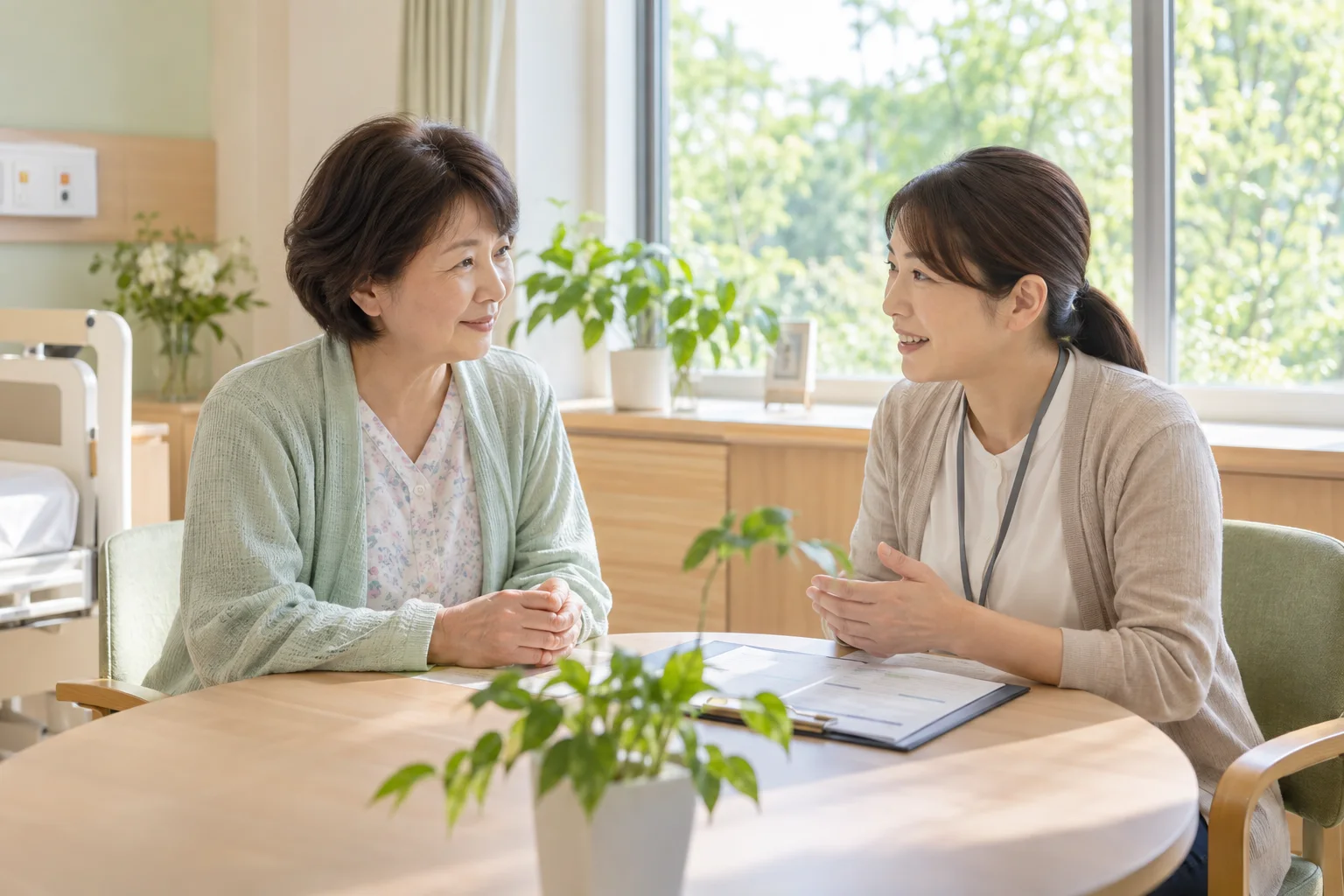 病院の相談室で退院について話す家族